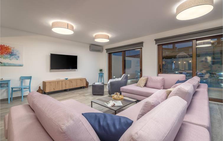 Apartment am Meer mit Pool, in der Nähe des Flughafens Pula und des Stadtzentrums in Valtura, Südküste Istrien