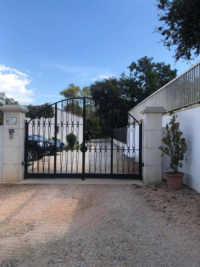 Location de vacances pour 5 personnes, avec piscine ainsi que vue et jardin à Camps-la-Source - 3