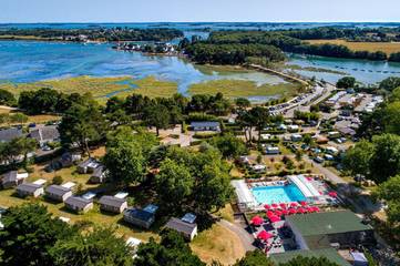 Camping pour 6 personnes, avec jardin ainsi que piscine et terrasse, animaux acceptés dans le Golfe du Morbihan