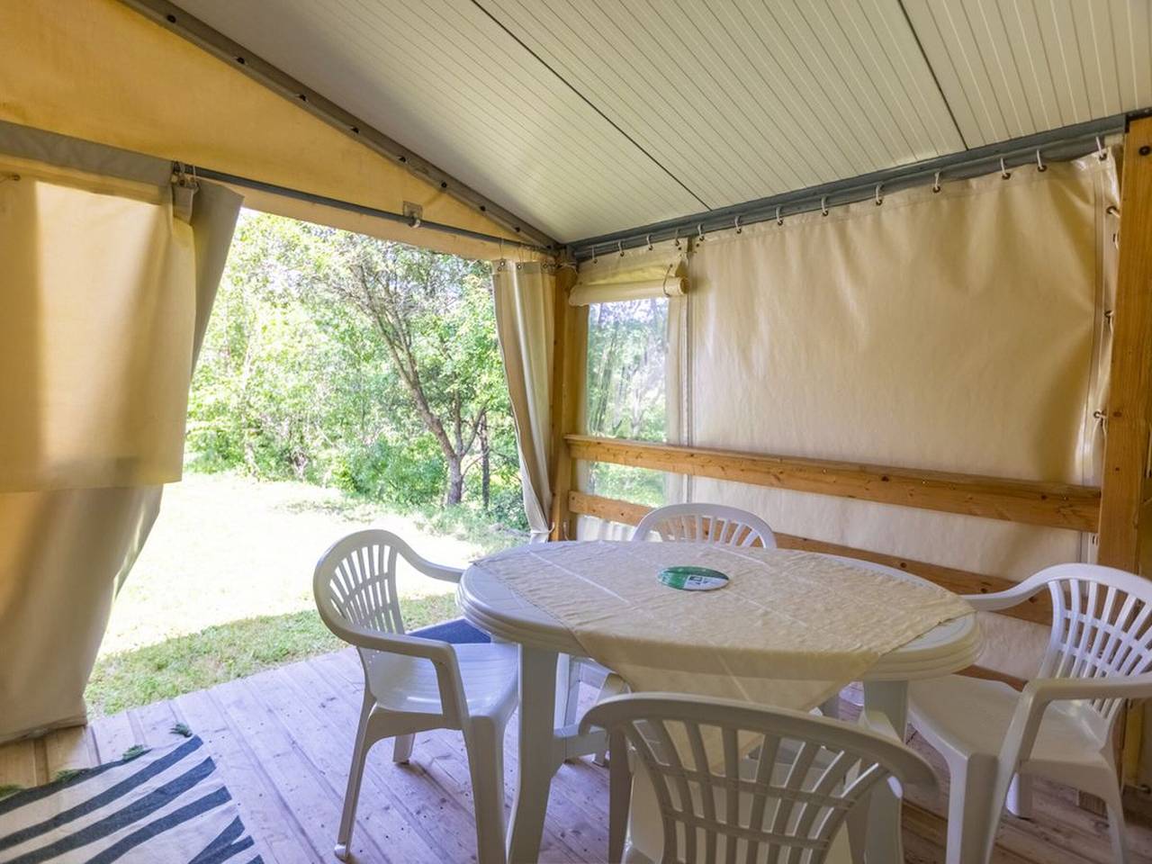 Zelt aus Stoff & Holz - 2 Schlafzimmer, Terrasse in Fenouillet, Regionaler Naturpark Corbières-Fenouillèdes