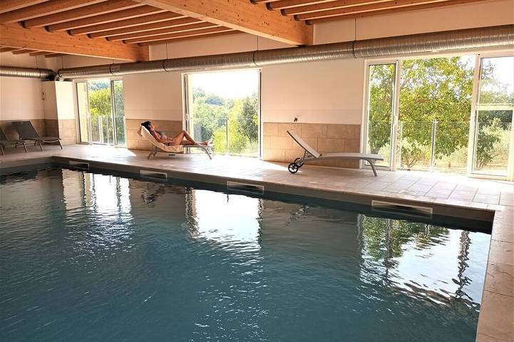 Gîte pour 4 personnes, avec jacuzzi et sauna ainsi que jardin et piscine à Saint-Privat-de-Champclos