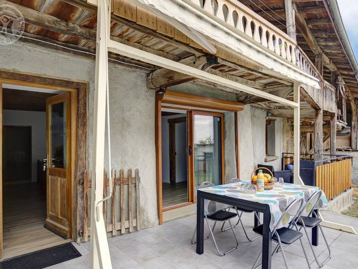 Gîte confortable à la ferme avec terrasse en campagne in Cremeaux, Région de Roanne