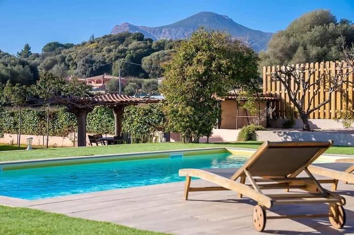 Villa pour 8 personnes, avec piscine ainsi que jardin et balcon
