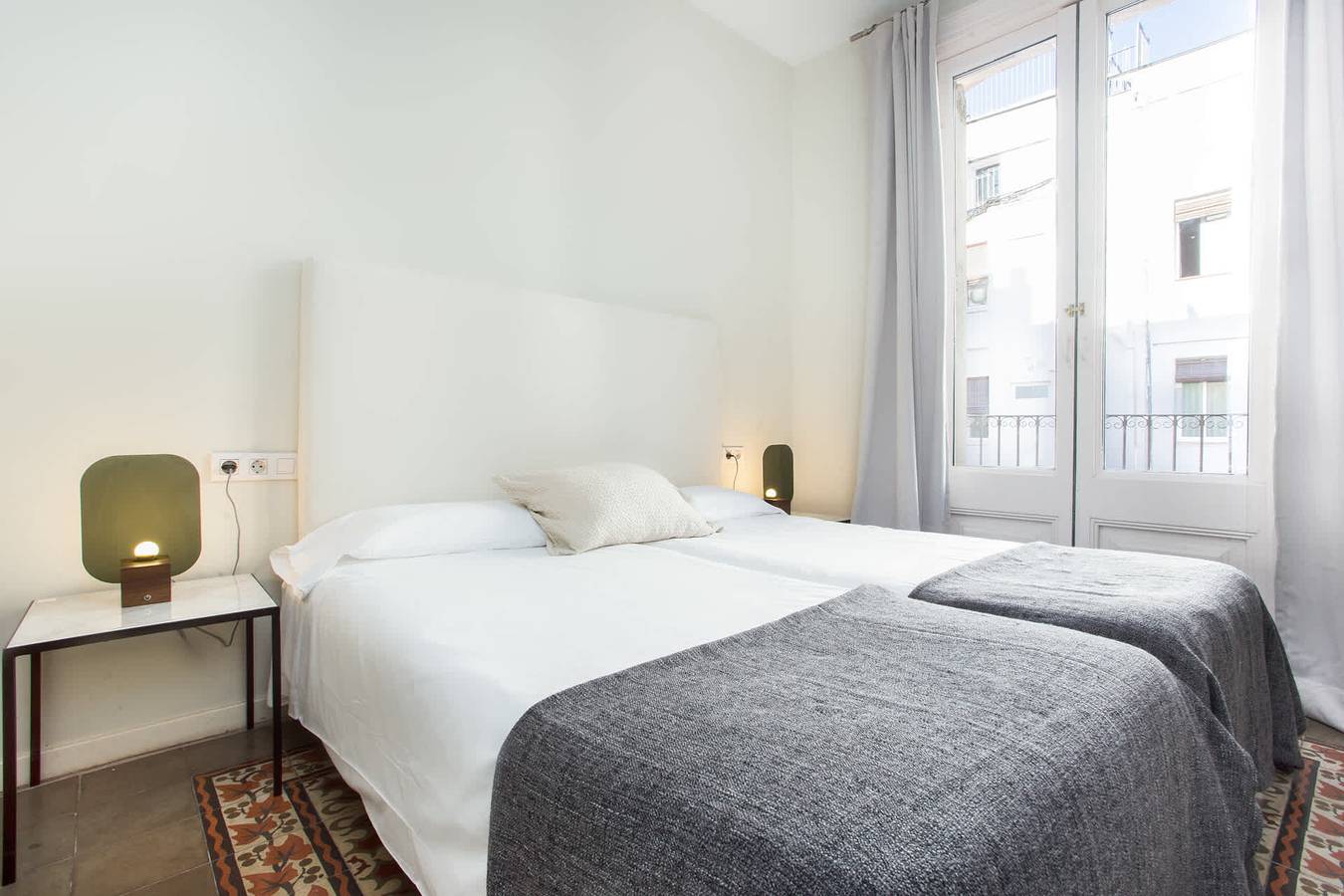 Entire apartment, Next to the beach - Las Ramblas 4 bedroom with balcony in Barcelona Centre, Barcelona