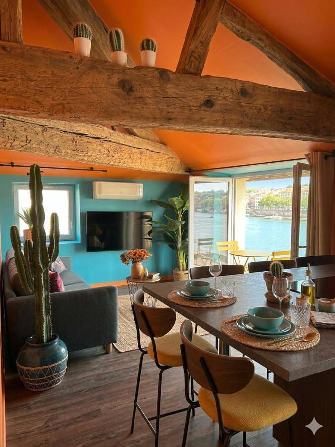 Gîte pour 4 personnes, avec Balcon et Terrasse ainsi que Jacuzzi et Vue à Saint-Laurent-sur-Saône