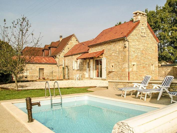 Location de vacances pour 7 personnes, avec Terrasse ainsi que Jardin et Piscine à Cressensac