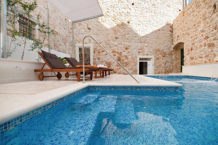 Villa pour 12 personnes, avec jacuzzi et jardin ainsi que sauna et terrasse à Bol - 2