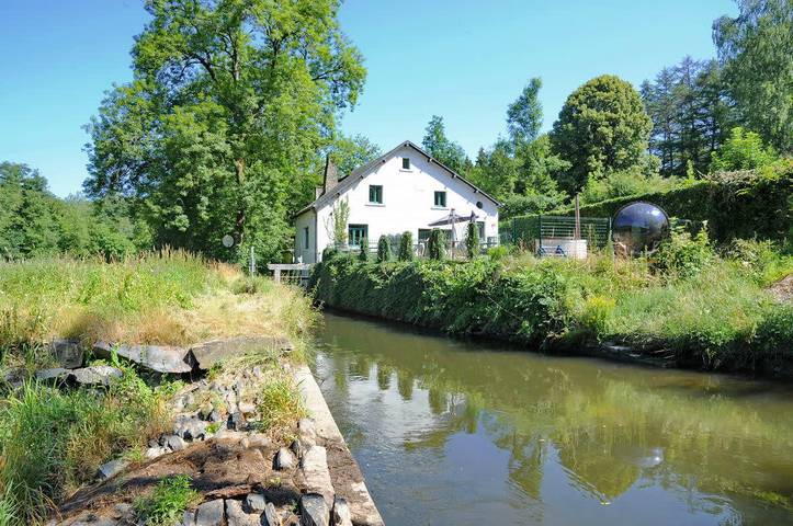 Location de vacances pour 24 personnes, avec sauna et jacuzzi ainsi que terrasse et jardin à Herbeumont