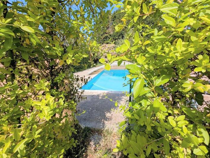 Location de vacances pour 3 personnes, avec terrasse et jardin ainsi que bassin pour enfant et piscine à Longué-Jumelles