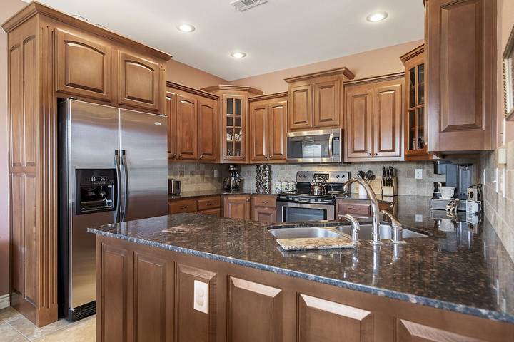 Vacation rental for 12 people, with terrace and pool as well as hot tub, with pets in Bentonville