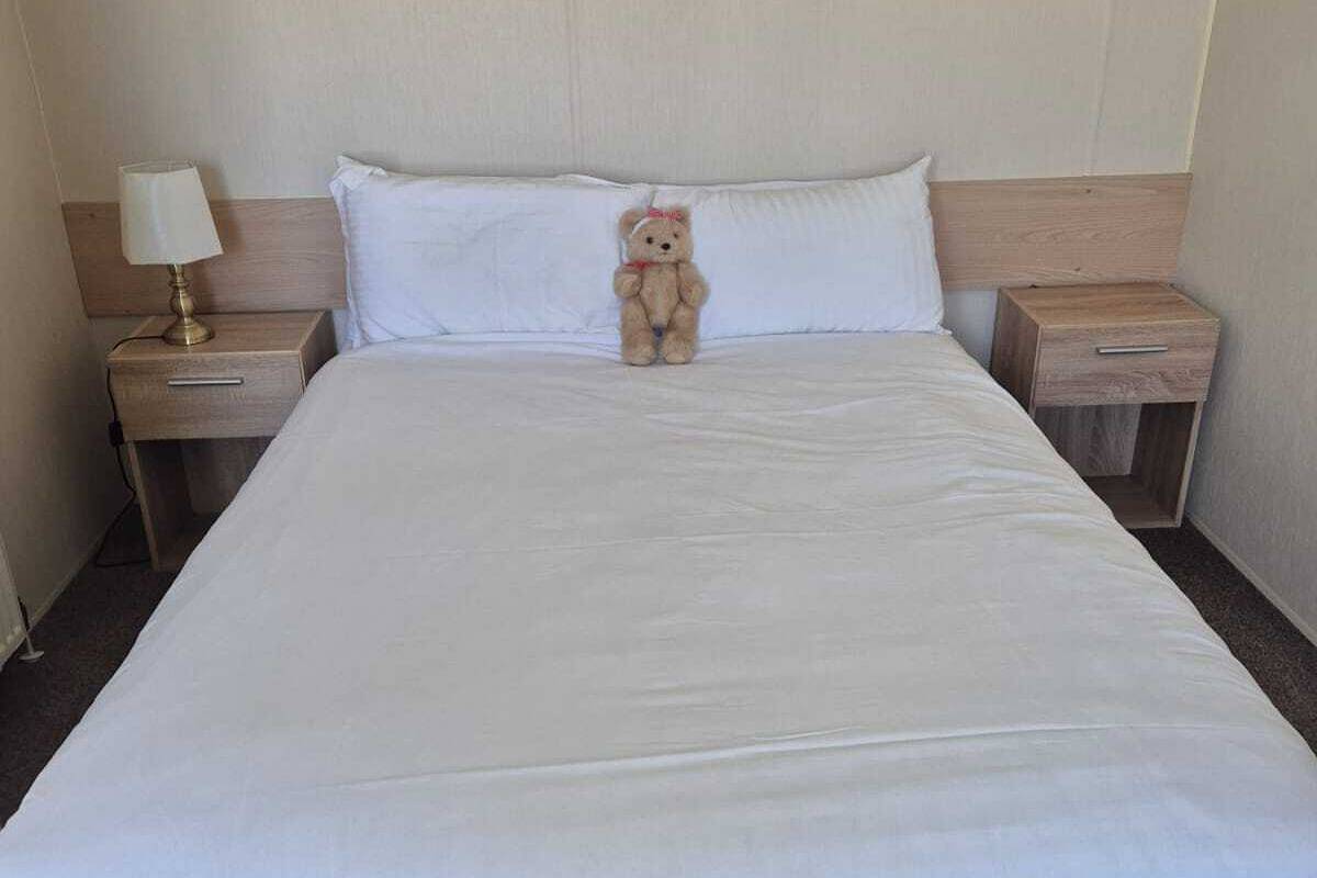 2 Bed Caravan - Sleeps 6 - Pets - Pool - Parking in Newquay, Cornwall