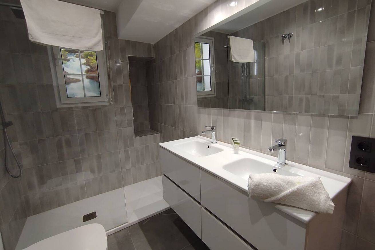 Geheel appartement, Stylish Apt w/ Full Kitchen & Wi-Fi - Walk to Attractions in Oviedo, Cantabrisch Gebergte