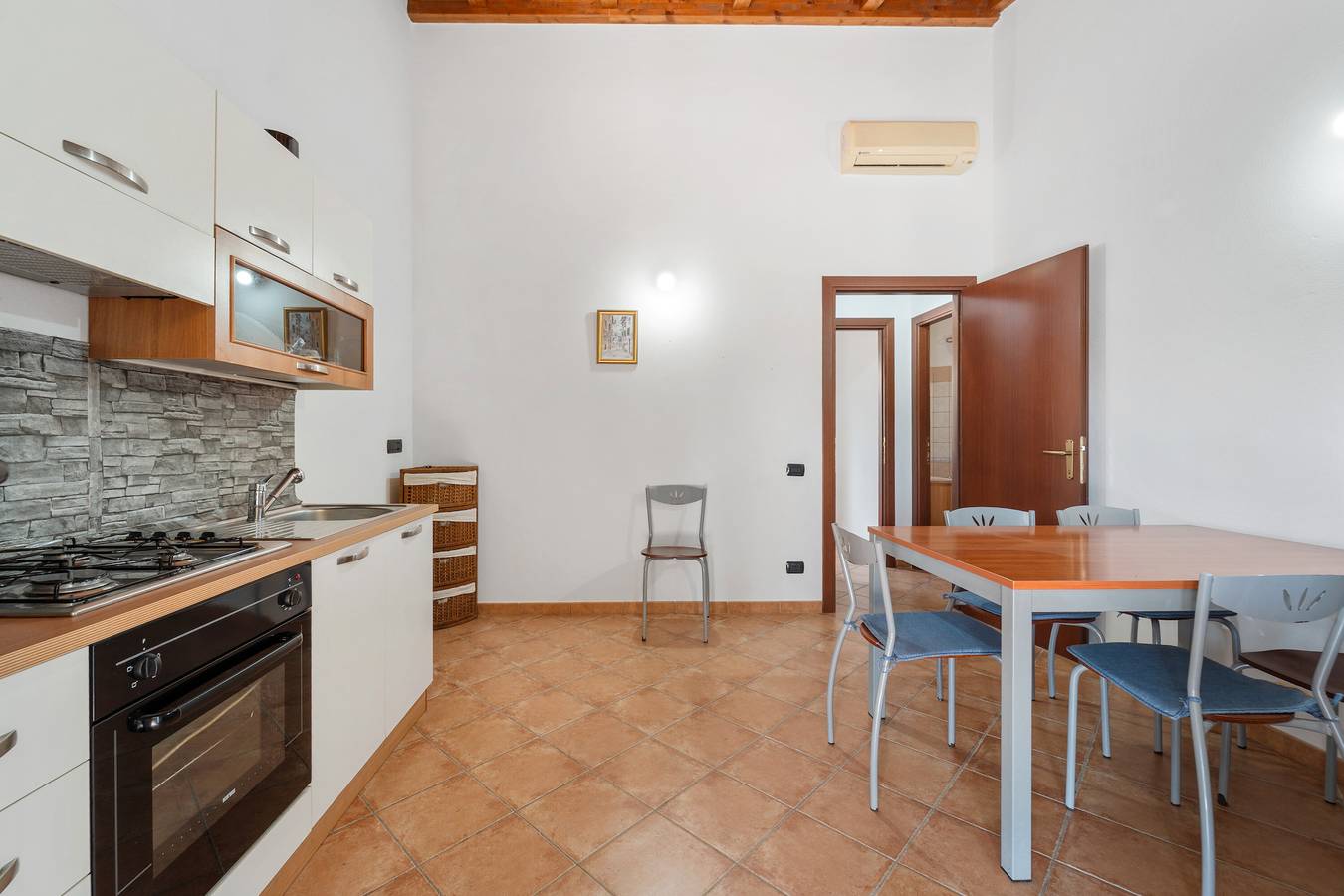 Residence Sulcis 4 con vista montagna, terrazza condivisa e aria condizionata in Is Cuccus, Masainas