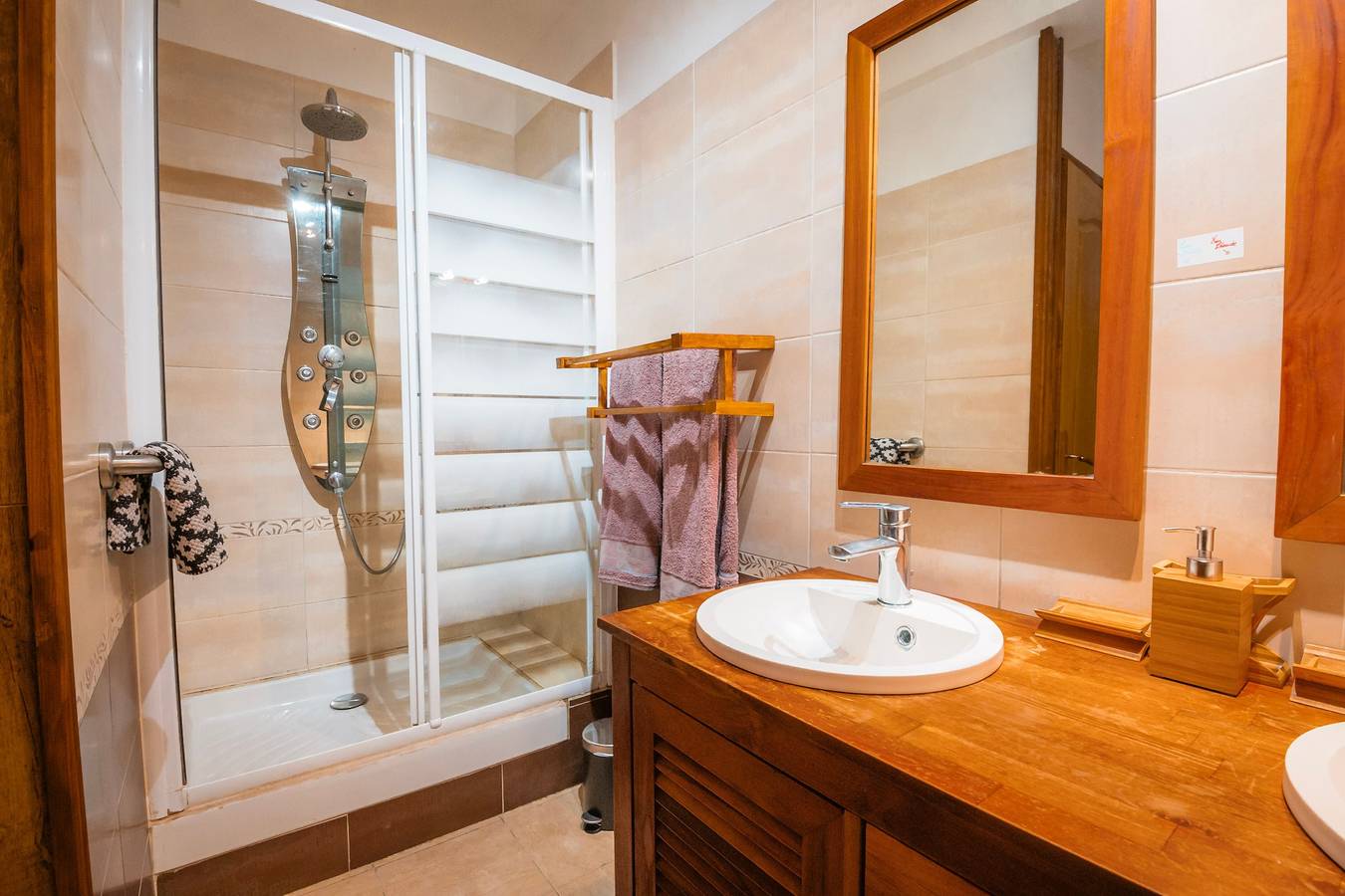 Chambre d’hôtes « Chambre Tulipes » avec jardin partagé et Wi-Fi in Coulombs, Moulins en Bessin
