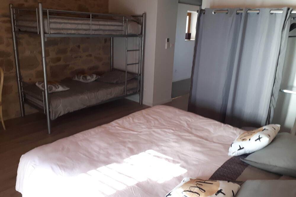 3-bedroom chalet in serene Cardaillac with cool Ac breeze in Cardaillac, Lot