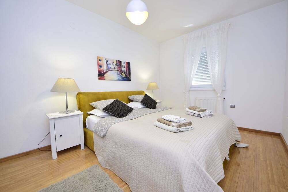 Atemberaubendes alleinstehendes Ferienhaus mit privatem Pool,  W-Lan, Klimaanlage, Tv und Terrasse in Kastel Sucurac, Kaštela