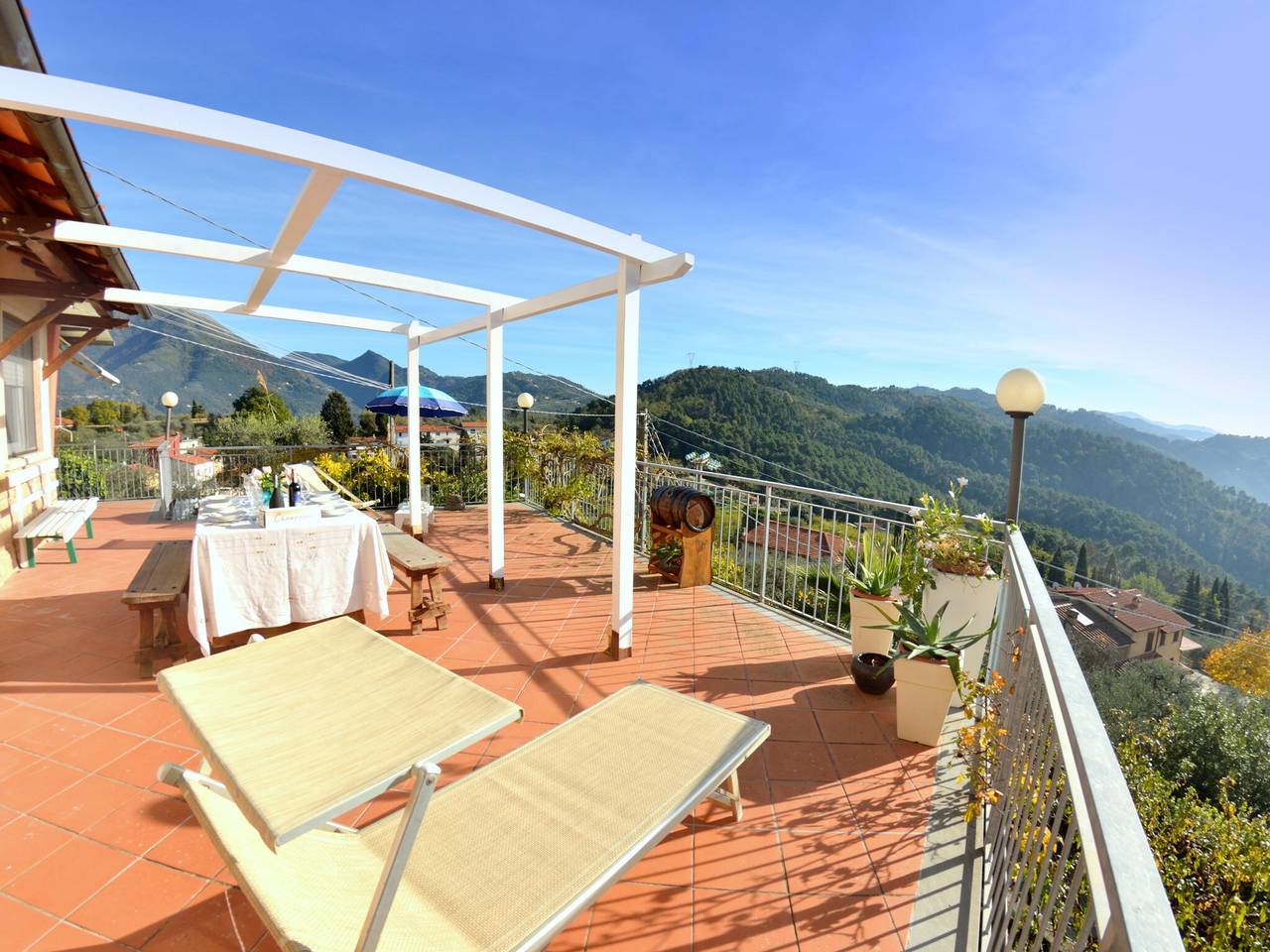 Ferienhaus in Massarosa mit Pool und Hügelblick in Massarosa, Italienische Riviera