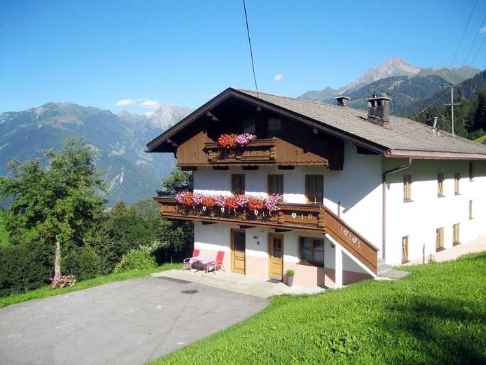 Ferienhaus für 18 Personen, mit Balkon und Terrasse sowie Garten in Finkenberg