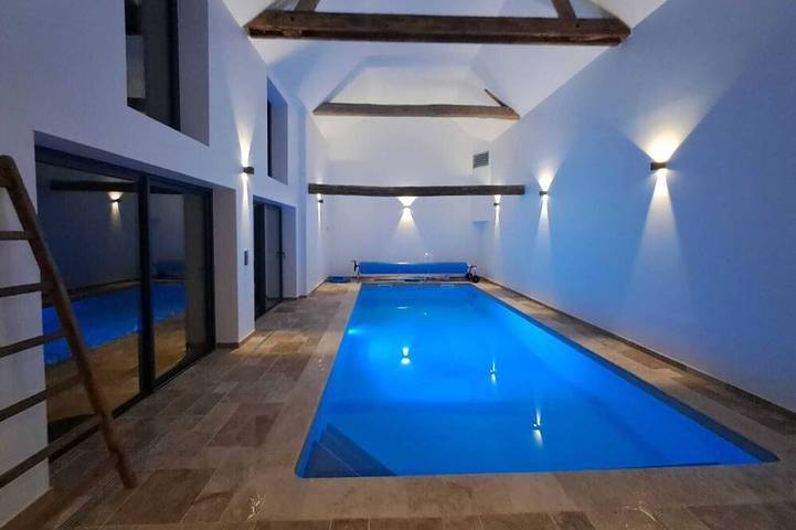 Gîte pour 8 personnes, avec jardin ainsi que terrasse et jacuzzi à Rouez