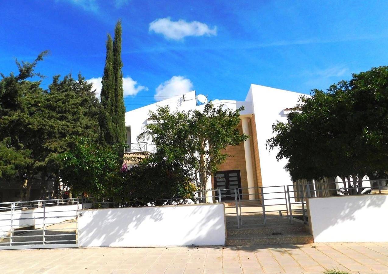 6 bdr villa with Tennis Court in Paphos, South Cyprus