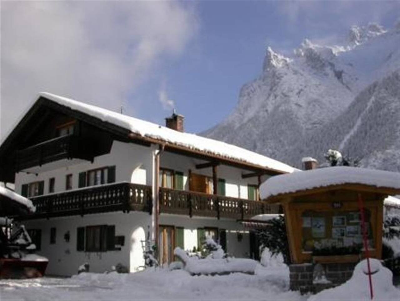 Ganze Ferienwohnung, Manfred, Gästehaus - "Nr. 4" - Ferienwohnung/1 Schlafraum/Dusche,Wc in Mittenwald, Bayerische Alpen