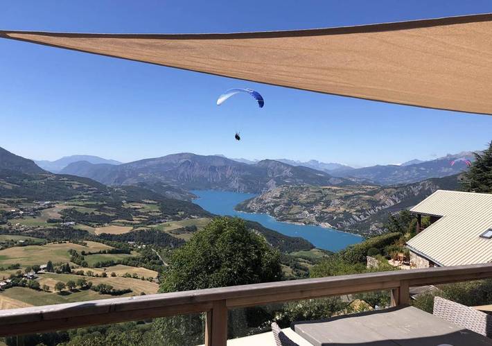 Appartement de vacances pour 8 personnes, avec Balcon et Terrasse ainsi que Jardin et Vue sur le lac à Saint-Vincent-les-Forts