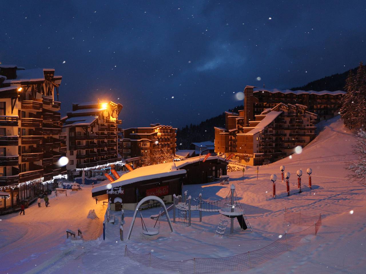 Appartement entier, Chalet centre La Tania, skis aux pieds, parking et animaux admis in La Tania, La Perrière