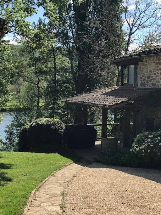 Location de vacances pour 2 personnes, avec Balcon et Terrasse ainsi que Jardin et Vue sur le lac à Prayssac