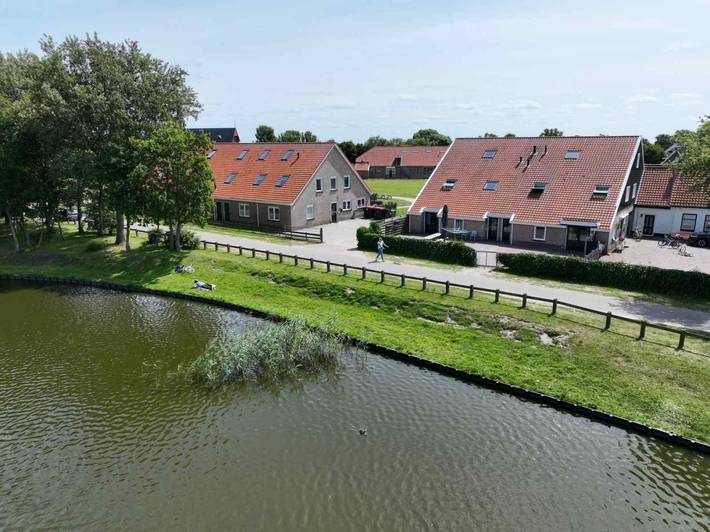 Vakantieappartement voor 16 personen, met Terras en Tuin in Nes
