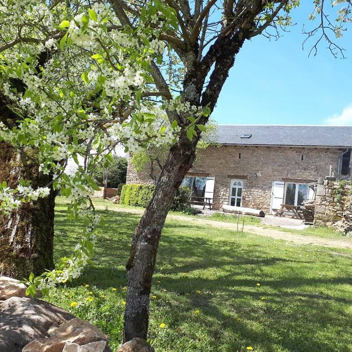 Maison de campagne pour 10 personnes, avec vue et jardin, animaux acceptés à Saint-Laurent-d'Olt