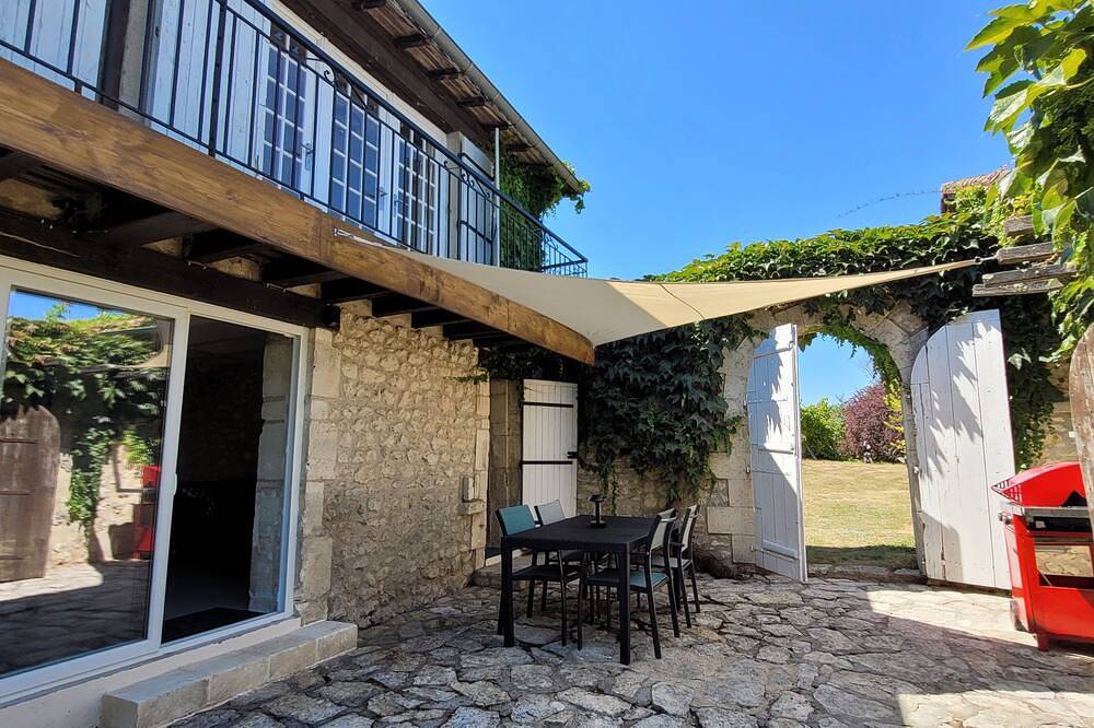 Gîte rénové avec piscine partagée in Saint-Martial-Viveyrol, Périgord Vert