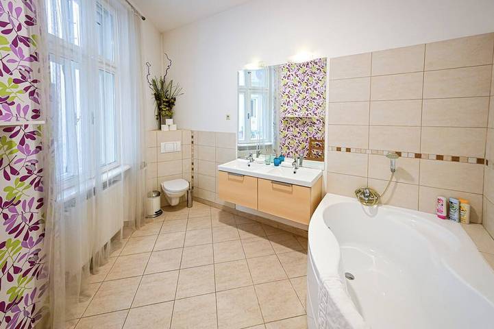 Appartement entier, 3 chambres et 3 salles de bain, immense, parking gratuit, centre-ville pour les familles et les groupes in Budapest, Danube-Ipoly National Park