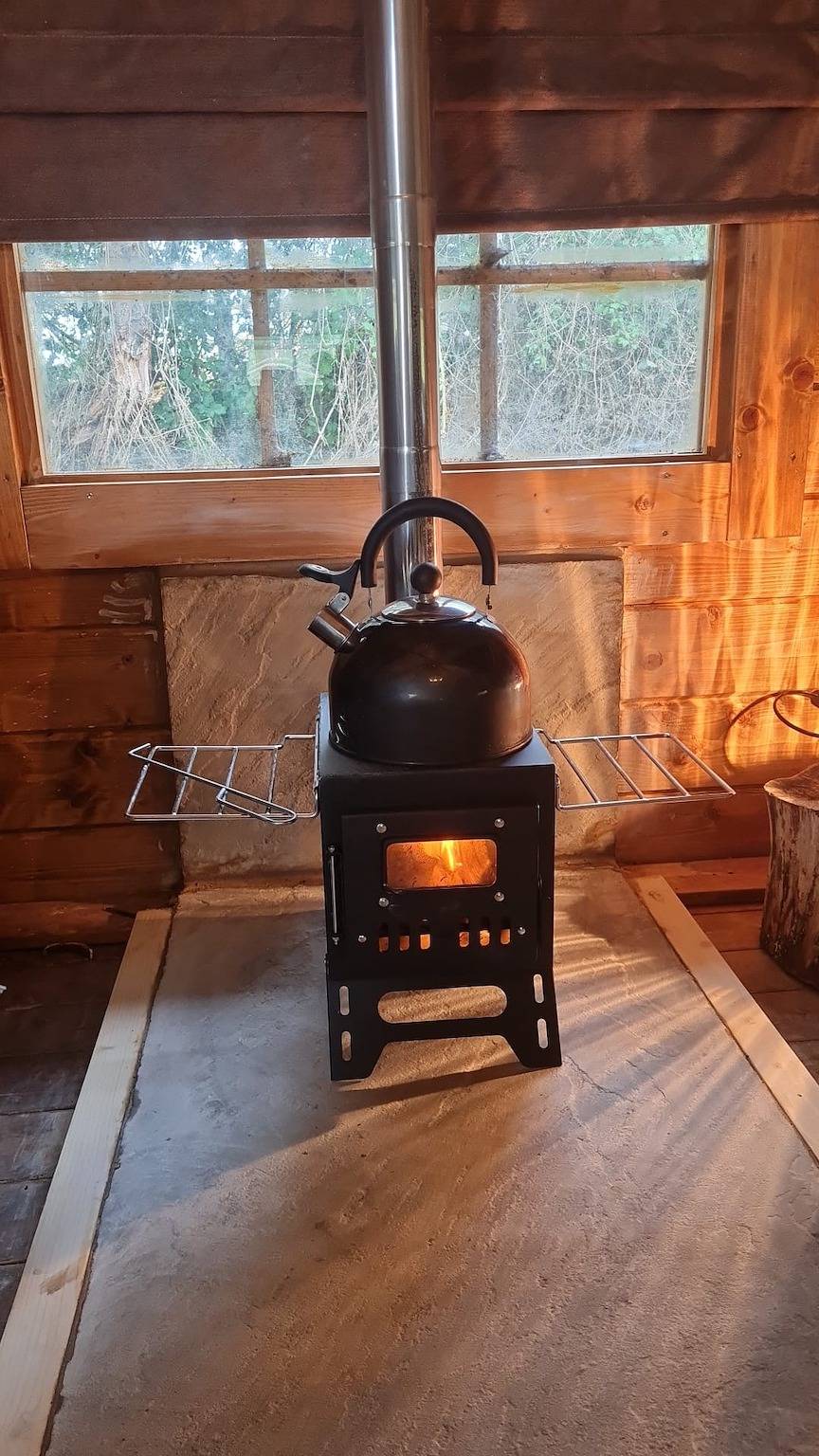Hobbit Haven Hot Tub and Countryside Bliss in Anglesey