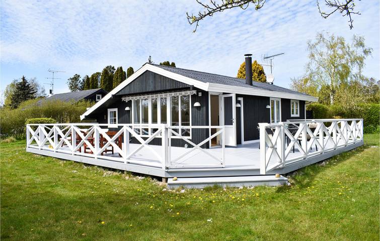 Ferieudlejning for 4 personer, med Terrasse og Have i Dronningmølle
