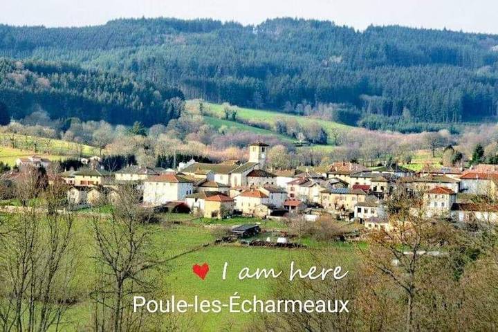 Location de vacances pour 6 personnes, avec jardin et vue à Poule-les-Écharmeaux - 2