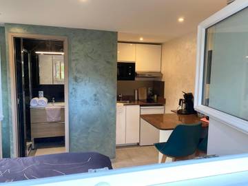 Gîte pour 2 personnes, avec jardin ainsi que vue sur le lac et vue à Saint-Cassin
