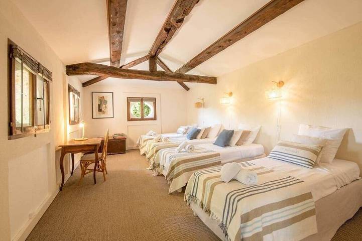 Stately property with 3 tennis & sport courts and a large pool, village 5' walk in Callas, Draguignan Region