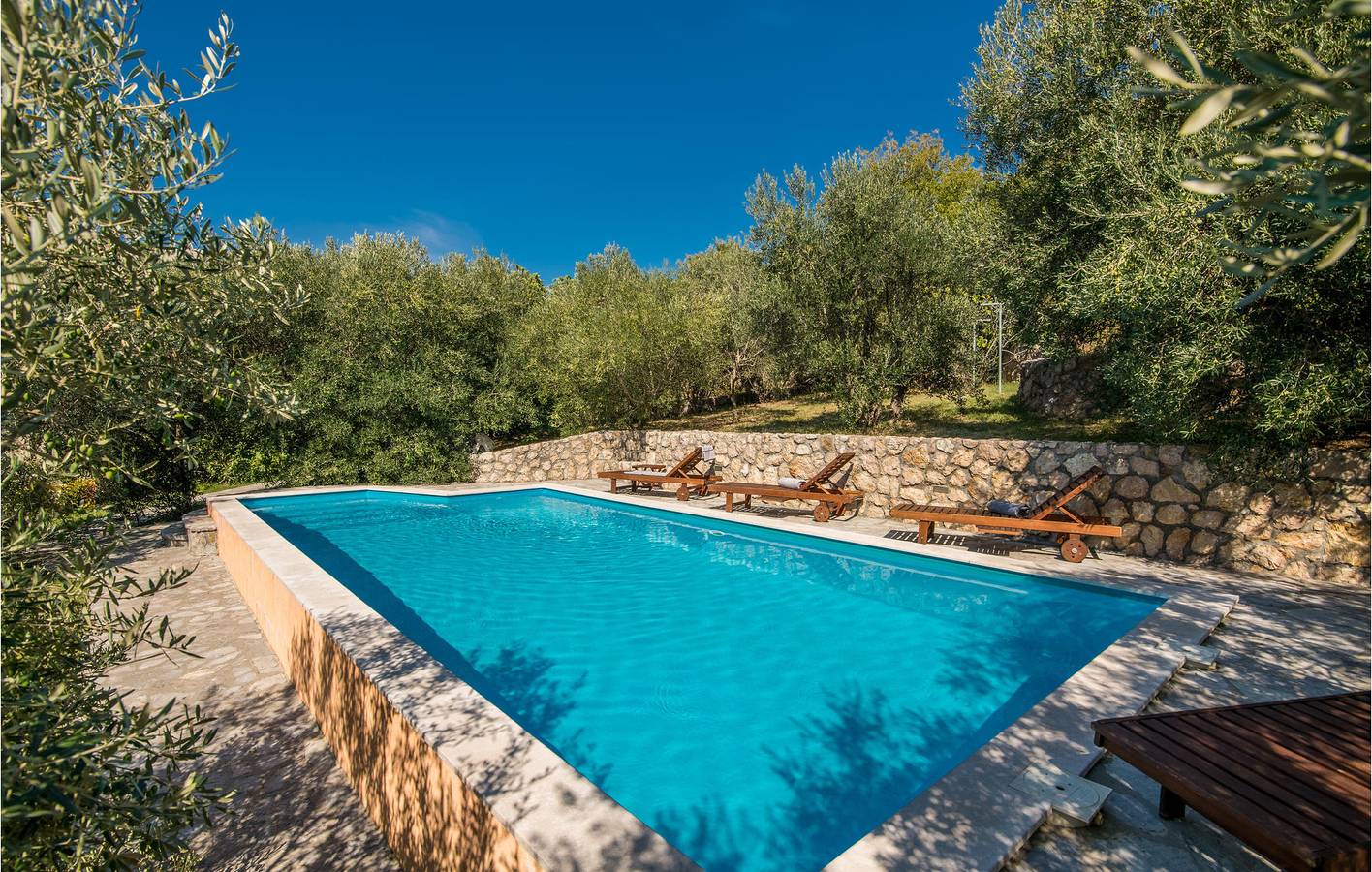 Charmante 2-Zimmer-Wohnung mit Pool, WLAN und Parkplatz in Baska, Krk
