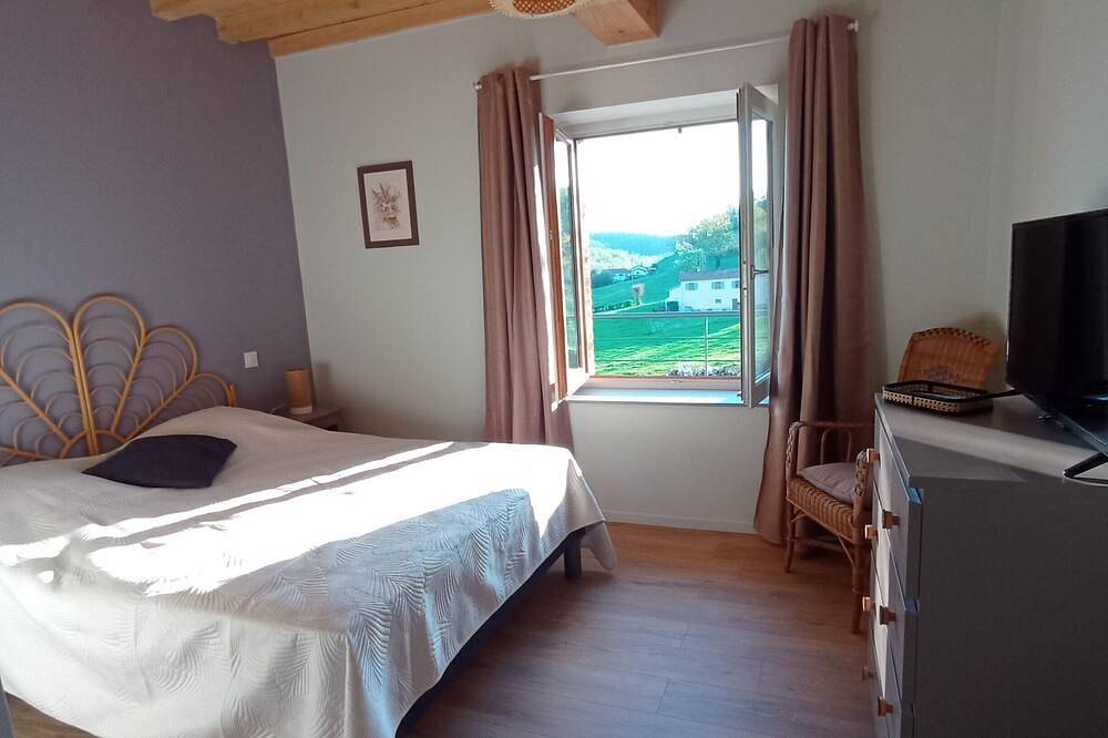 Chambre d’hôtes « Chambre Velours » avec piscine, terrasse et jardin communs in Saint-Martin-Lestra, Montbrison