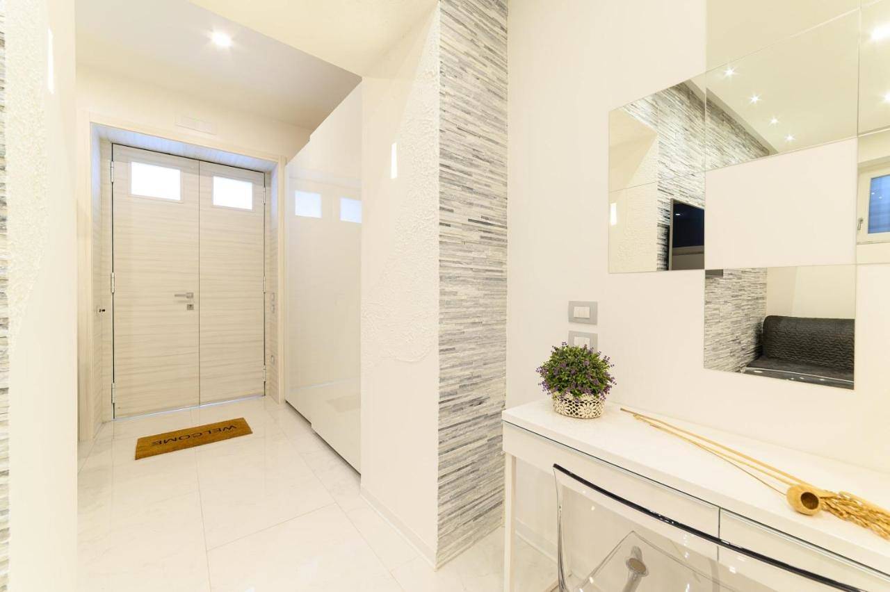 Ganze Wohnung, Two-Bedroom Deluxe Apartment with Balcony in Spiaggia Santa Teresa, Salerno
