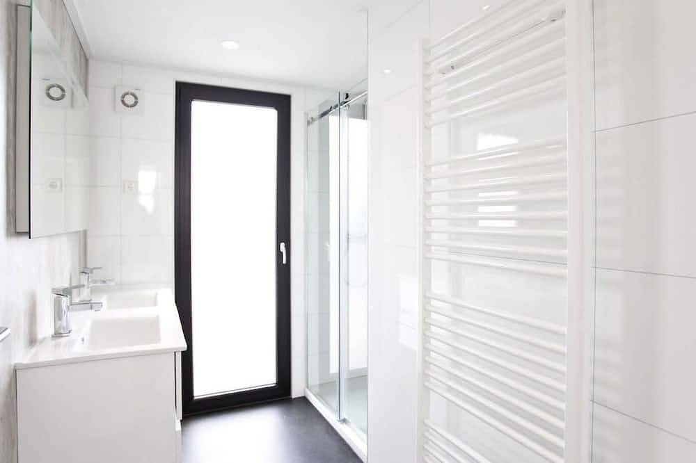 Chalet with 3 bedrooms and a terrace with hottub in Veluwemeer