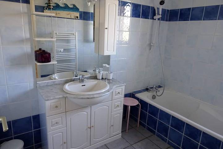 Location de vacances pour 4 personnes, avec terrasse ainsi que jacuzzi et jardin à Aydat - 3