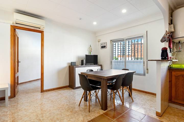 Apartamento entero, Apartamento 'Central Modern 2bdr' con terraza compartida, Wi-Fi y aire acondicionado in Vinaroz, Costa del Azahar