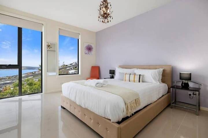 Holiday home for 10 people, with balcony and garden as well as hot tub in Hobart