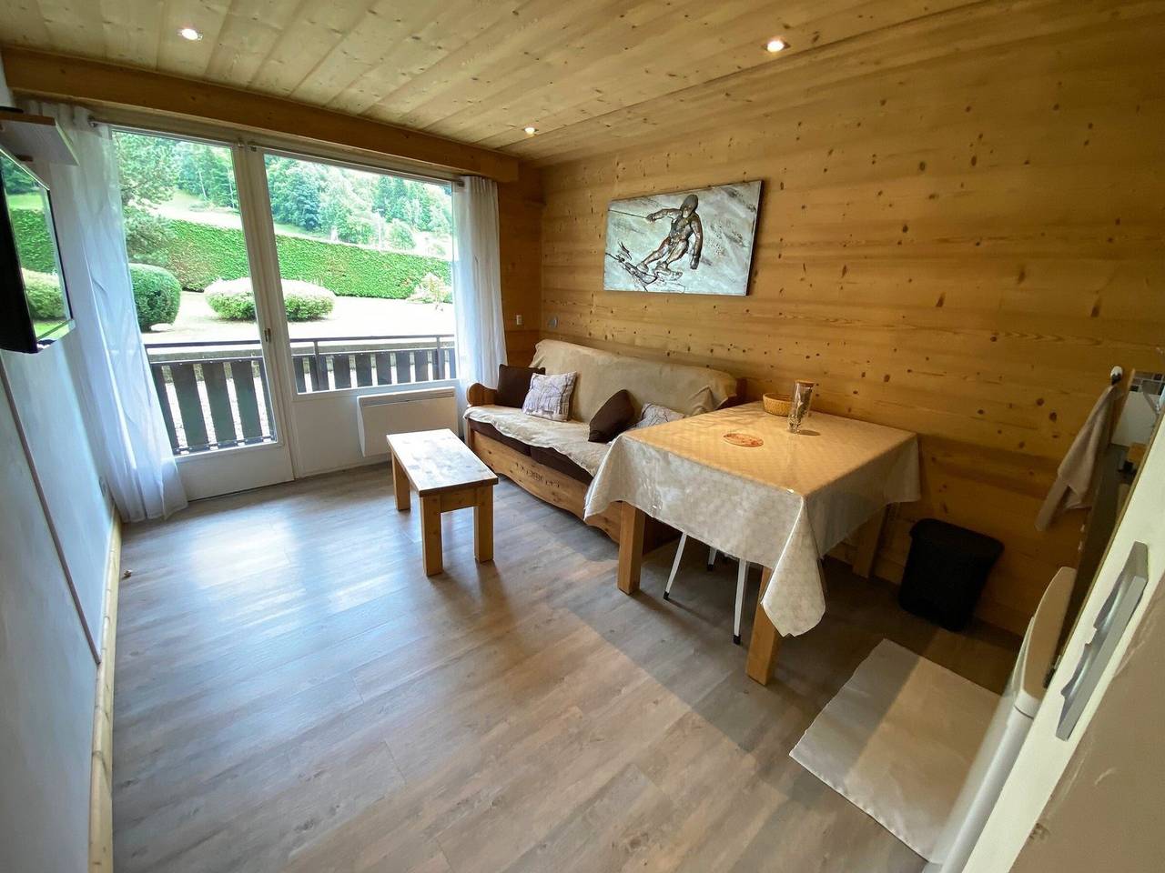 Entire studio, Renovated Studio Cabin in La Clusaz Near Village and Slopes with Garage and Balcony in La Clusaz, Annecy region