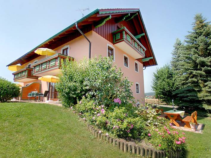 Ferienwohnung für 2 Personen, mit Balkon/Terrasse und Terrasse sowie Garten in Bad Birnbach