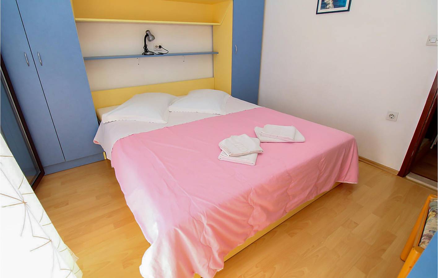 Ganze Ferienwohnung, Rückzugsort am Meer: WiFi, AC, Terrasse, Parkplatz, 200m zum Strand in Zivogosce, Makarska Riviera