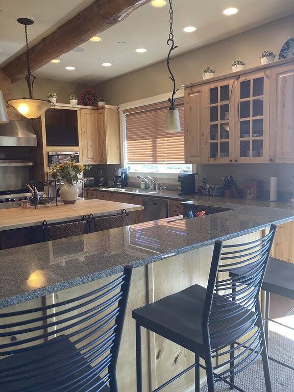 Vacation rental for 10 people, with hot tub and yard in Big Sky