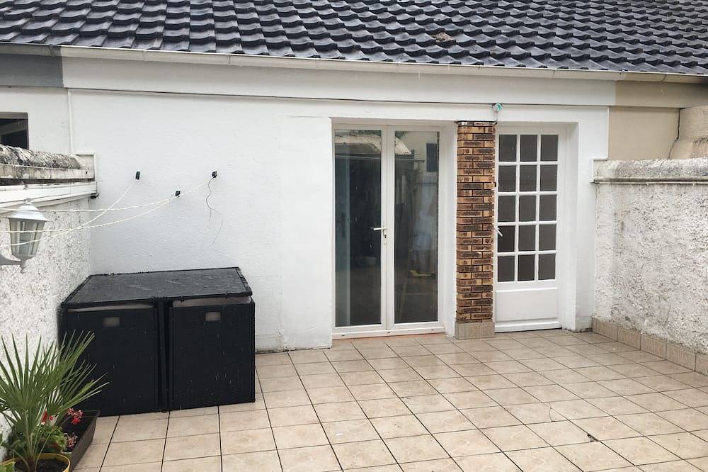 Entire apartment, Studio Tranquille. Independence, brand new, fully equipped, quiet, practical. in Maurepas, Yvelines