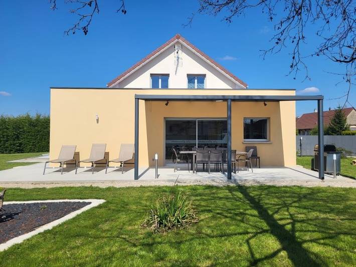 Gîte pour 10 personnes, avec Terrasse et Jardin à Savigny-en-Revermont